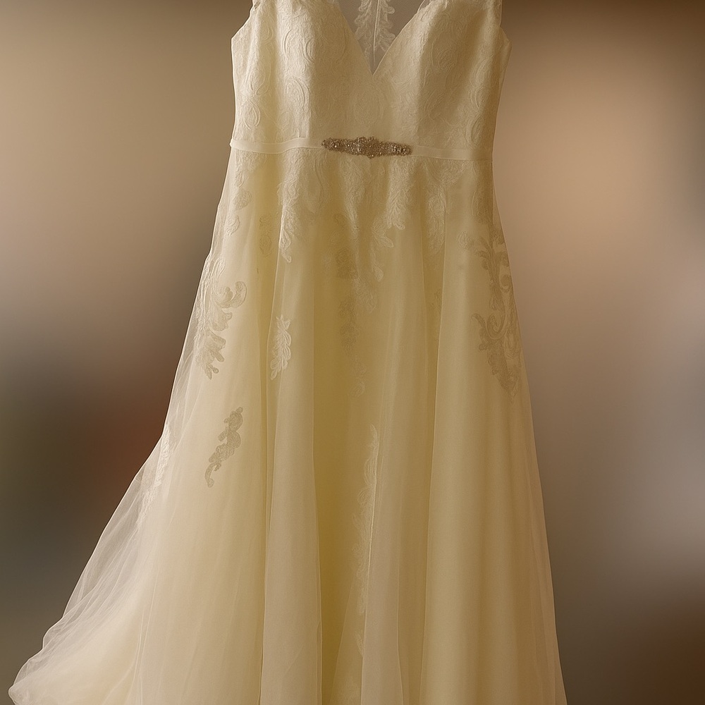 Ella York Lace A-Line Wedding Dress – Size 20 – Ivory, Illusion Neckline